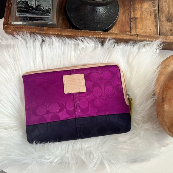 NEW! Rare Coach Weekend Colorblock E-Reader Sleeve – Violet & Navy | NWOT - Picture 2 of 5